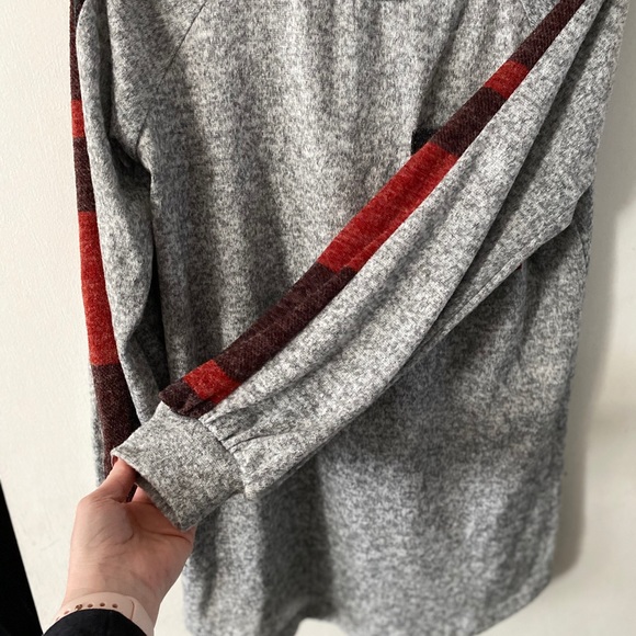 REPOSH! Gray sweater - Picture 2 of 5